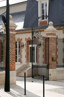A-Bergere-on-Avenue-de-Champagne225