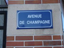 Avenue-de-Champagne-sign225